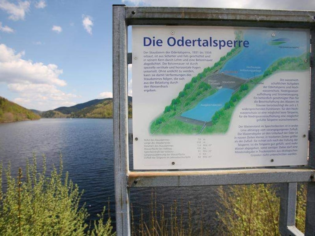 Die Odertalsperre bei Bad Lauterberg im Harz mit einer Informationstafel. Foto: Frank May/Archiv