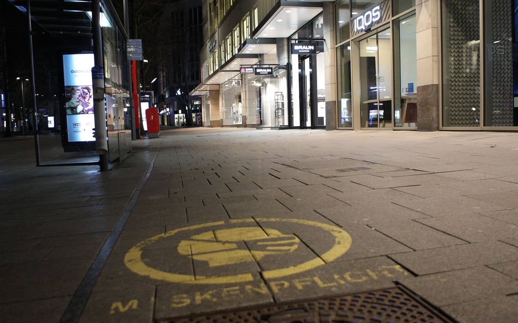 In Hamburg gelten die Ausgangssperren bereits seit Karfreitag: Die menschenleere Flaniermeile Mönckebergstraße in der Hamburger Innenstadt um 21 Uhr.