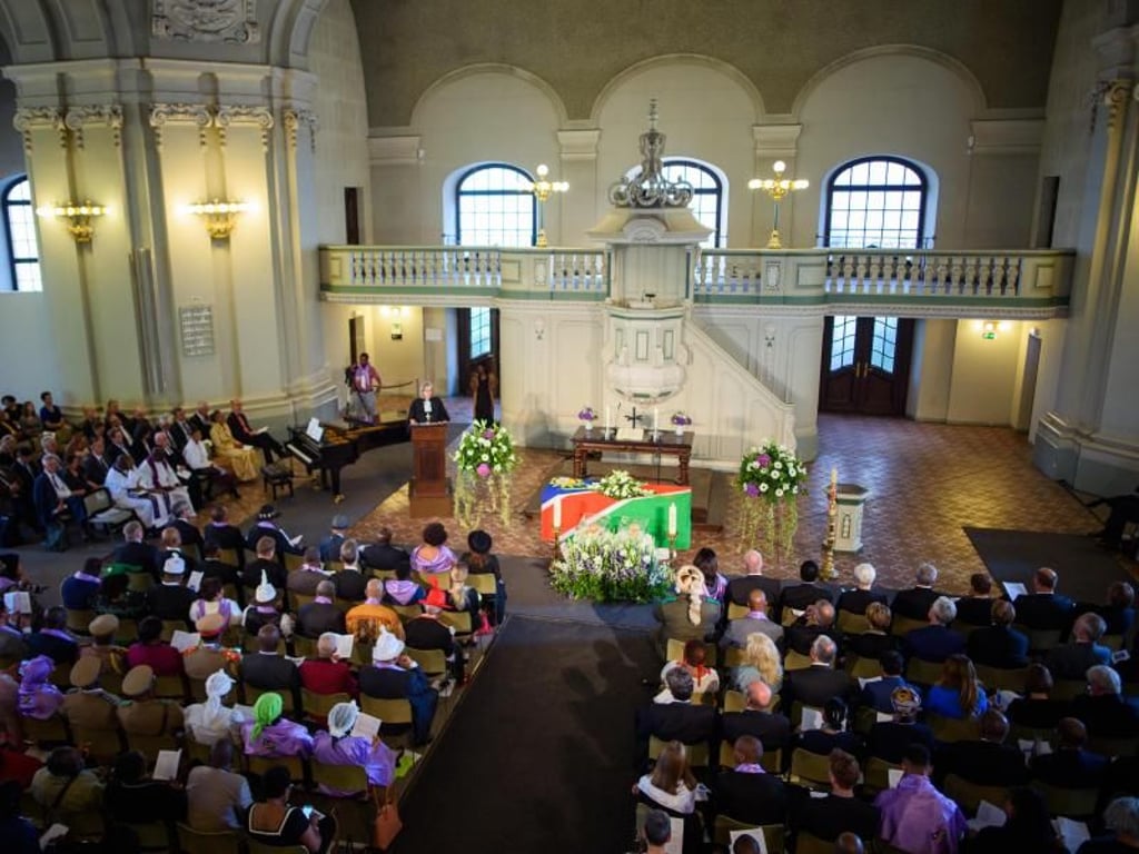 Petra Bosse-Huber, Auslandsbischöfin der EKD, spricht während eines Gottesdienstes in der Französischen Friedrichstadtkirche. Foto: Gregor Fischer