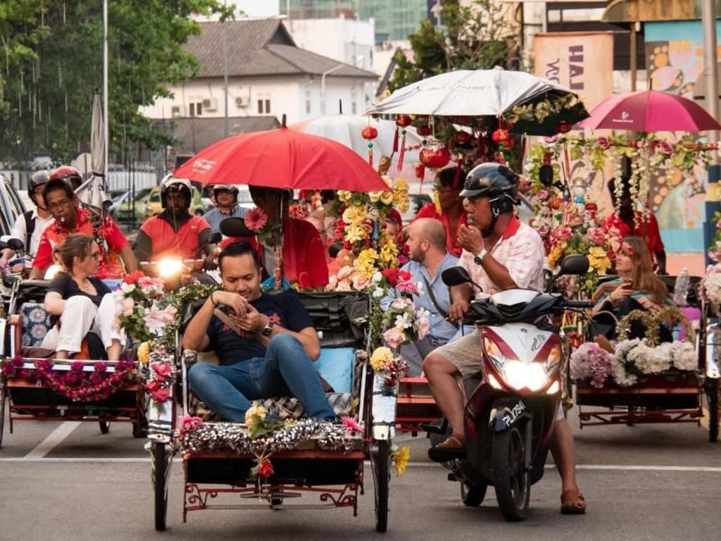 Logenplatz ohne Knautschzone: Fahrradrikschas in George Town auf der Insel Penang.
Foto: Andreas Drouve