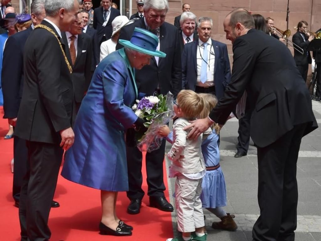 Auch in Frankfurt gibt es Blumen für die Queen. Foto: Boris Roessler