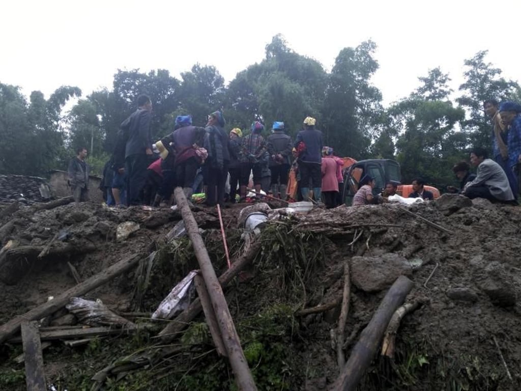 Dorfbewohner warten in Gengdi nahe der Unglücksstelle auf Hilfe. Foto: Chinatopix