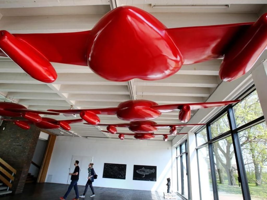 Kubanische Kunst in Rostock: Die Installation «Goodbye My Love» von Esterio Segura. Foto: Bernd Wüstneck