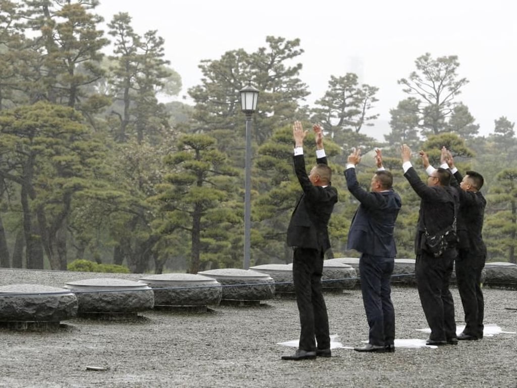 Ehrung für den Kaiser. Foto: kyodo