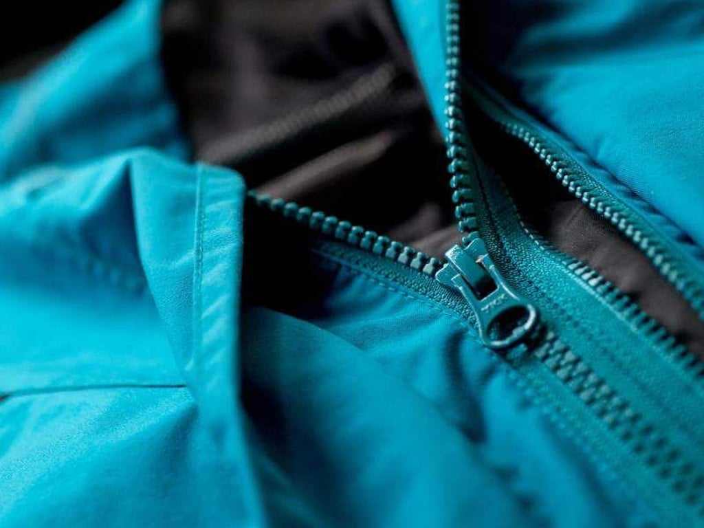 Durch Imprägnieren lässt sich der Perl-Effekt der Outdoor-Jacke wieder herstellen. Foto: Sven Hoppe