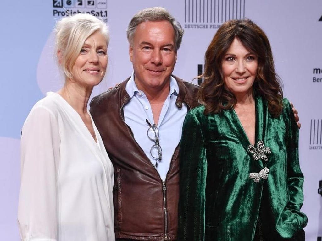 Marika Ullrich (l-r), Ehefrau des verstorbenen Schauspielers Götz George, Film-Produzent und UFA-Chef Nico Hofmann und Schauspielerin Iris Berben bei den First Steps Awards. Foto: Jens Kalaene