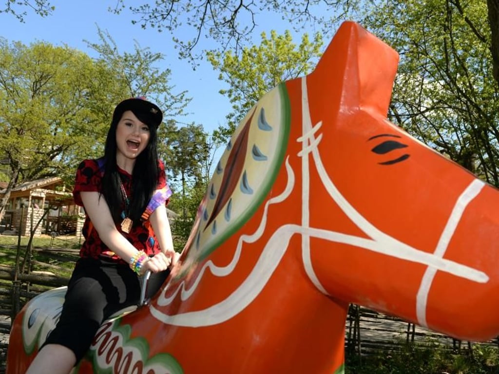 Jamie-Lee Kriewitz amüsiert sich im Freizeitpark Skansen. Foto: Britta Pedersen