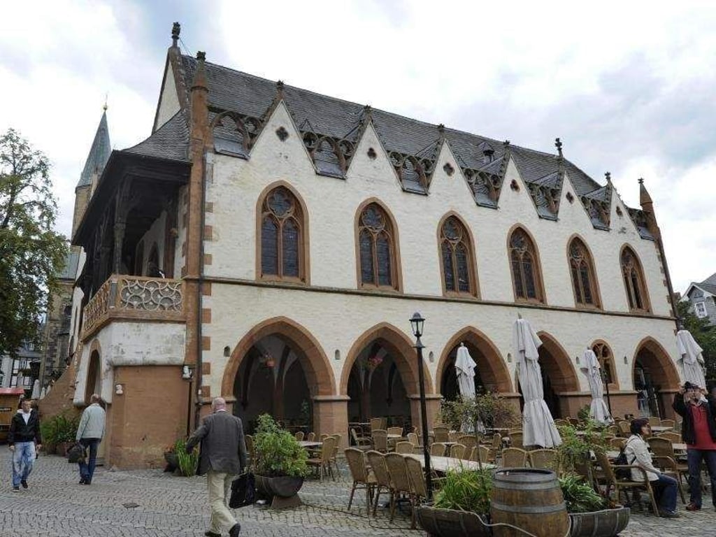 Das Rathaus von Goslar am Marktplatz der Stadt. Knapp sieben Jahrzehnte nach dem Krieg hat die Stadt Hitler die Ehrenbürgerwürde aberkannt. Foto: Holger Hollemann/Archiv