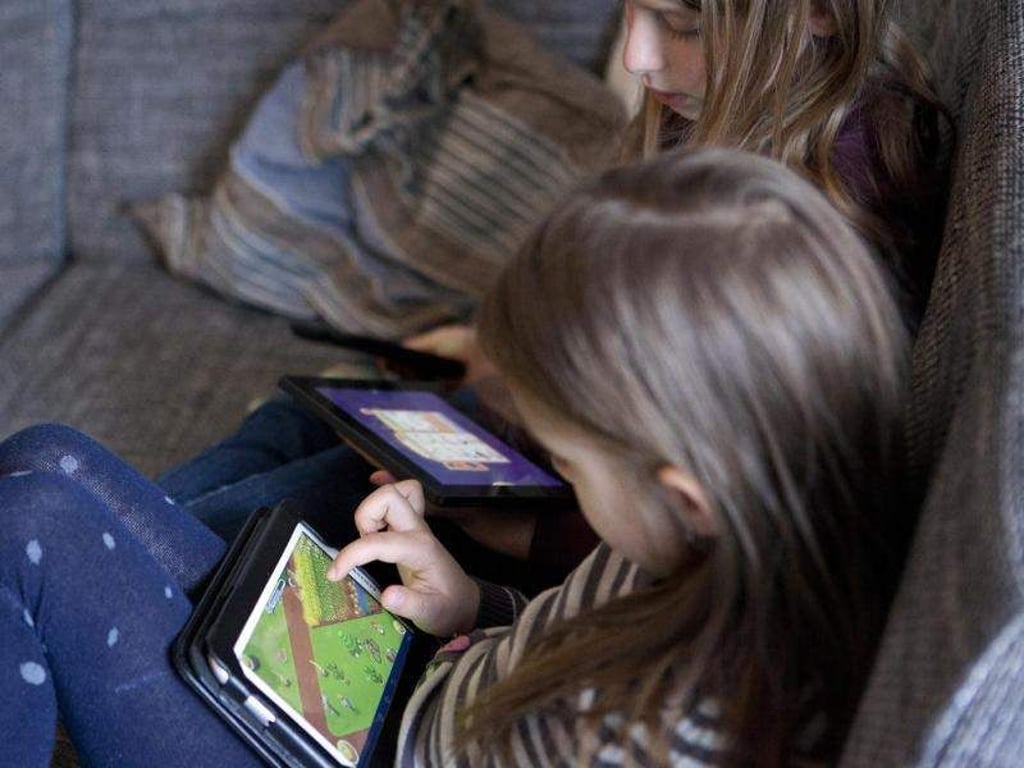 Ständig «on»: In den meisten Familien gibt es Streit um die Frage, wie viel Zeit Kinder mit Handy und Tablet verbringen dürfen. Foto: Silvia Marks