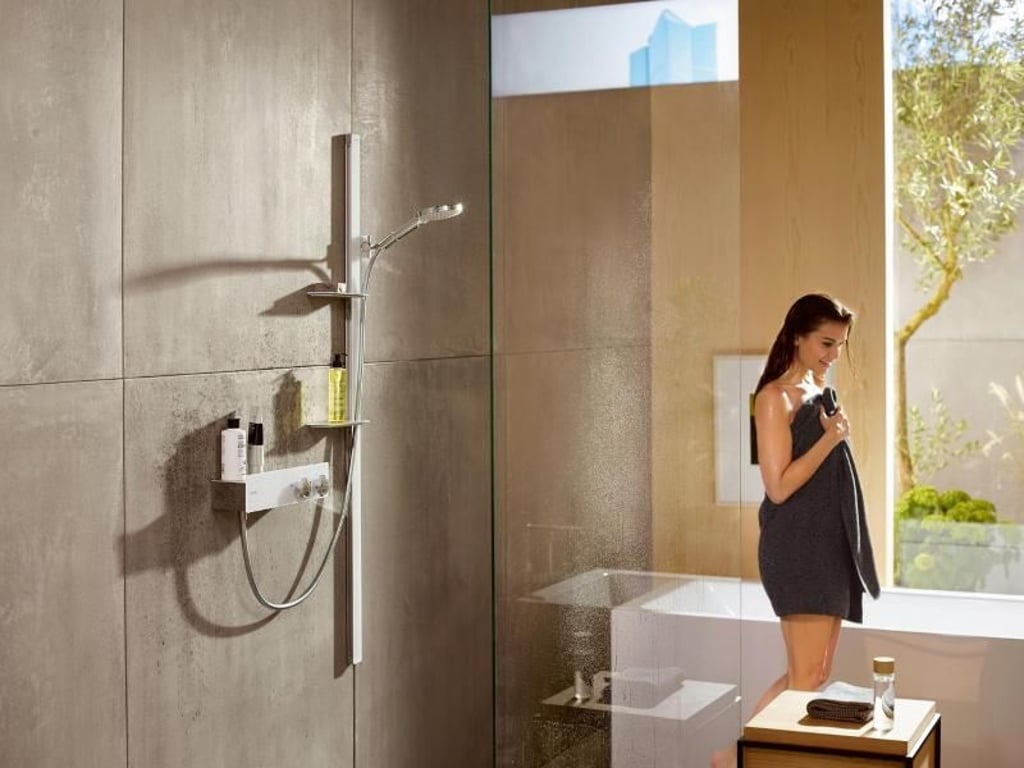 Komfortable Bedienung: Das Dusch-Set von Hansgrohe kombiniert Handbrause und Thermostat. Foto: Hansgrohe SE/VDS