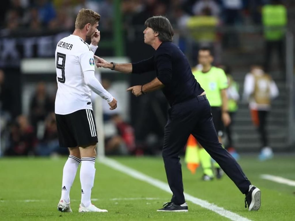 Bundestrainer Joachim Löw gibt Timo Werner Anweisungen mit auf dem Weg. Foto: Christian Charisius