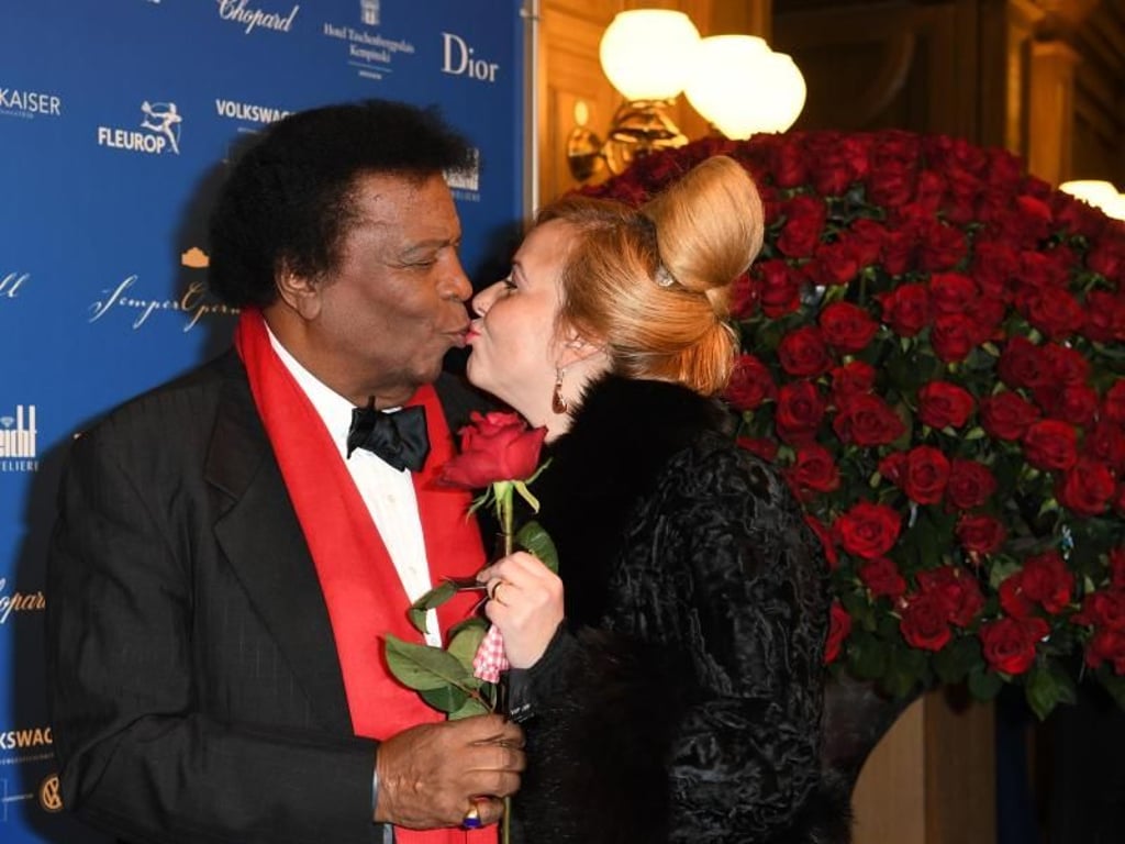 Tausend Rosen und ein Kuss: Roberto Blanco und seine Frau Luzandra. Foto: Britta Pedersen