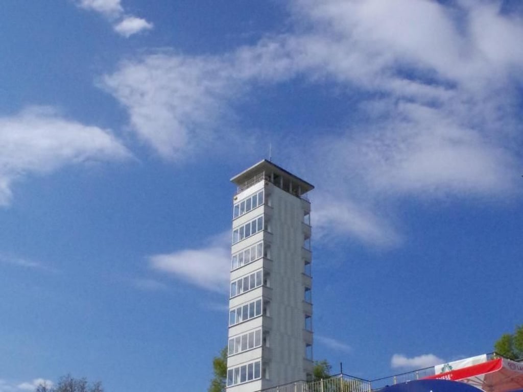 Auf dem Gipfel des kleinen Müggelbergs steht der Müggelturm mit seinen knapp 30 Metern Höhe. Foto: Verena Kneiske/visitBerlin/dpa-tmn