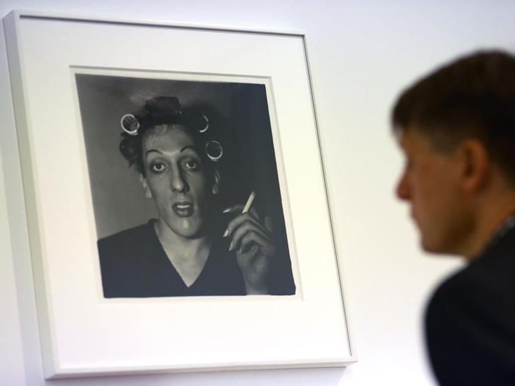 Die Fotografie "A young man in curlers at home" von Diane Arbus im Museum Ludwig. Foto: Oliver Berg