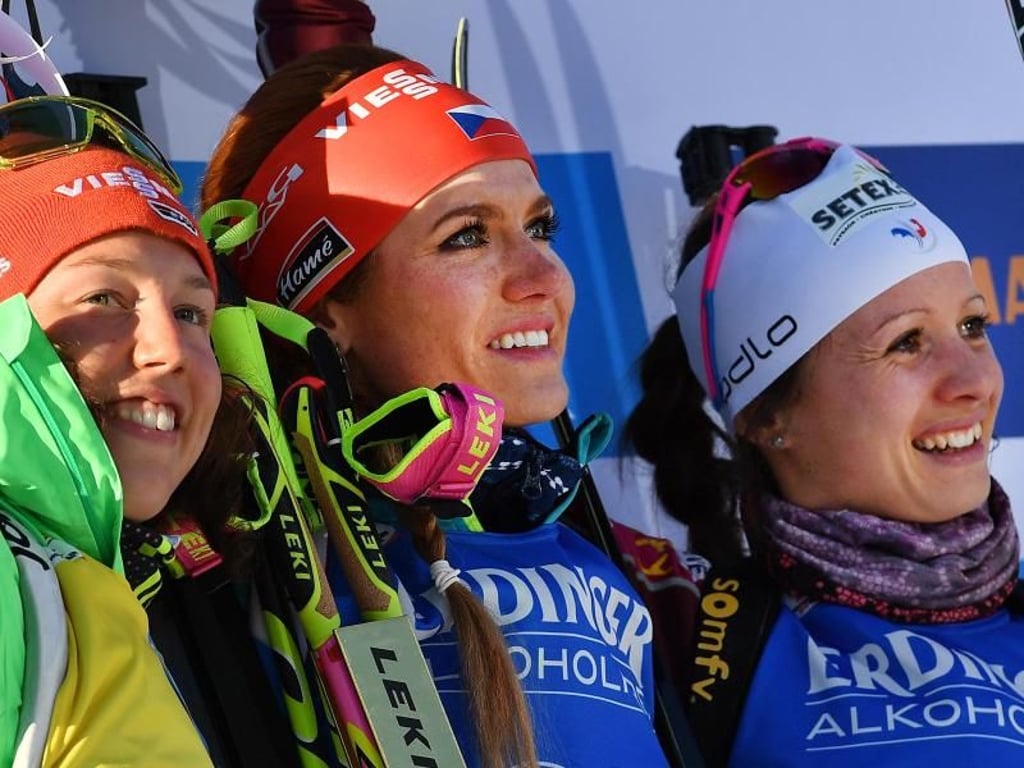 Laura Dahlmeier (l), Siegerin Gabriela Koukalova (M) und Anais Chevalier als Dritte posieren für die Fotografen. Foto: Martin Schutt