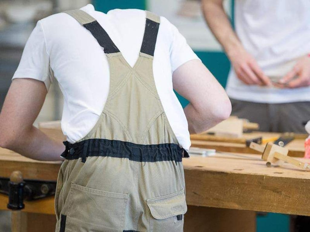 Auszubildende arbeiten an einer Werkbank. Foto: Sebastian Gollnow/Archiv