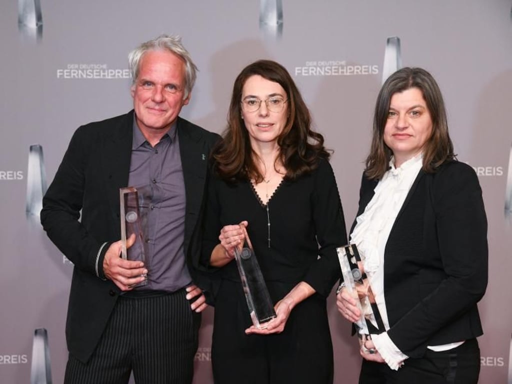 Thomas Kufus, Regina Schilling und Simone Reuter freuen sich über die Auszeichnung in der Kategorie «Beste Dokumentation/Reportage» für «Kuhlenkampffs Schuhe«. Foto: Henning Kaiser
