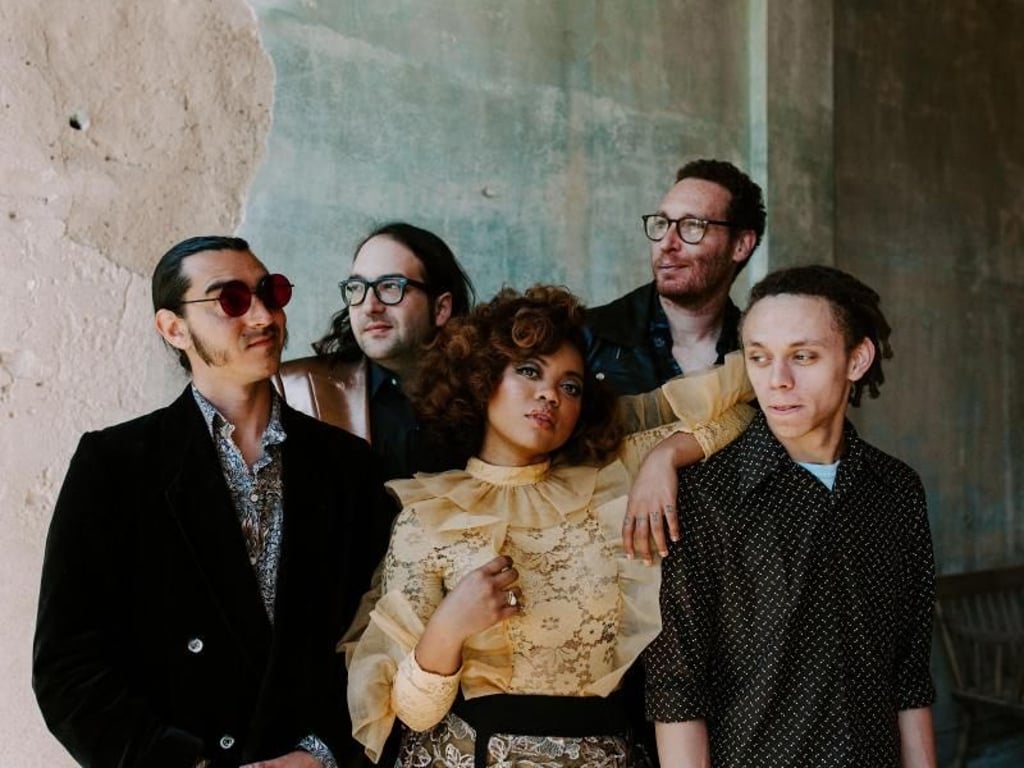 Die Band scharrt sich um Frontfrau AJ Haynes. Foto: Dylan Glasgow Guice