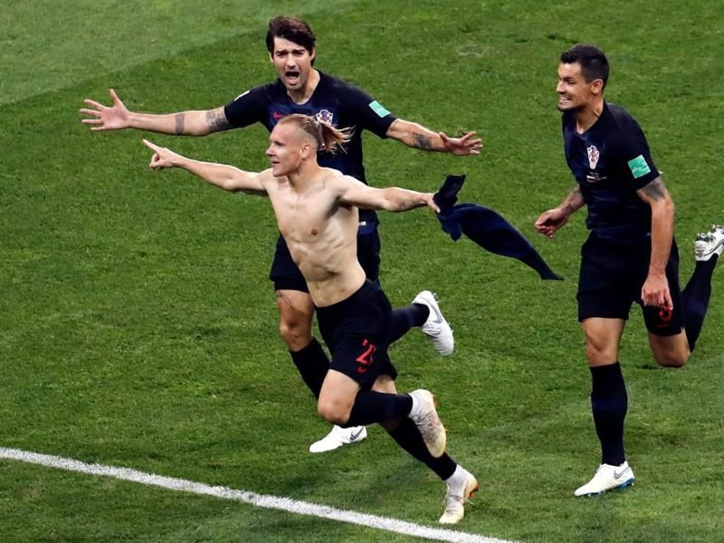 Der Kroate Domagoj Vida (M) hat sein Trikot ausgezogen und feiert mit seinen Teamkollegen das 2:1 gegen Russland in der Verlängerung. Foto: Alexander Zemlianichenko/AP