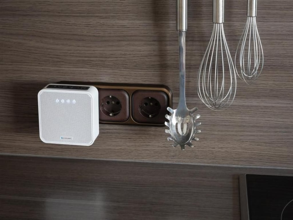 Wird wie ein Babyfon einfach in die Steckdose gedrückt: Der Assistant-Speaker PVA 100 von Blaupunkt gehört zu den Smartspeakern der preiswerteren Kategorie. Foto: Blaupunkt