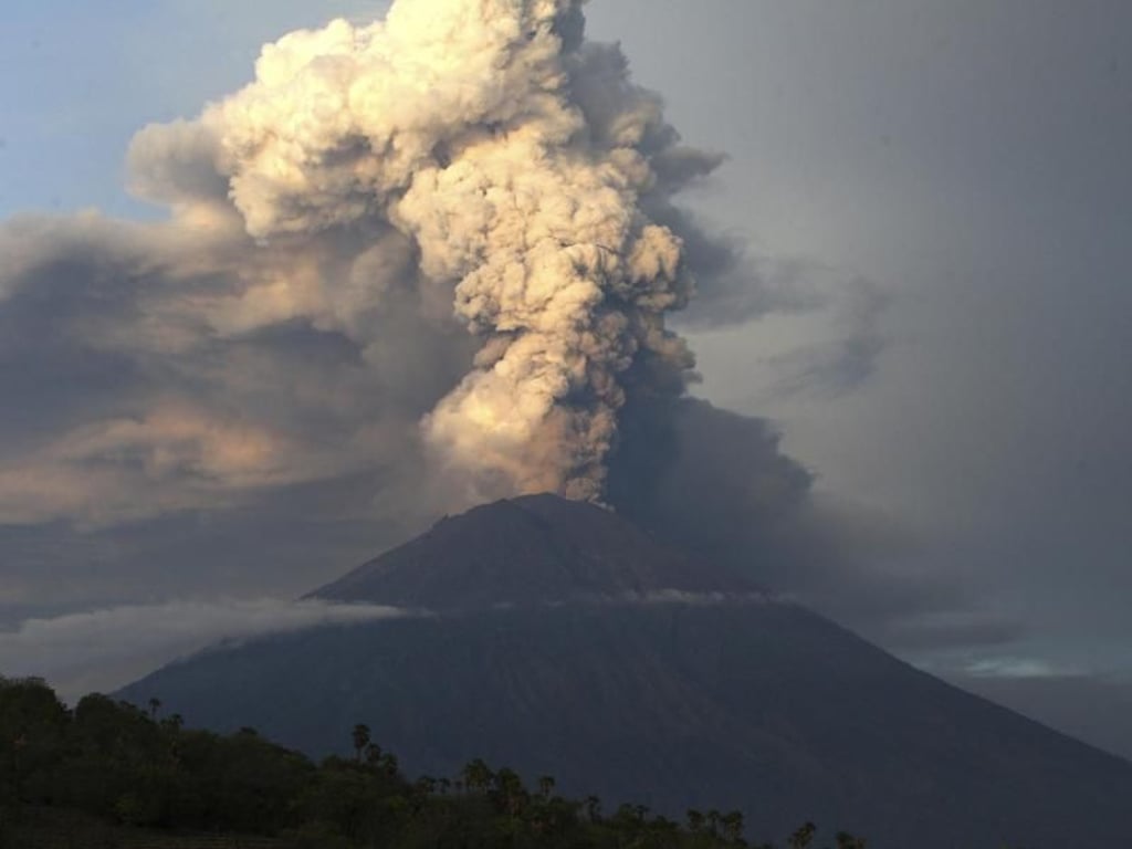 Der Vulkan Mount Agung spuckt Rauch und Asche. Foto: Firdia Lisnawati