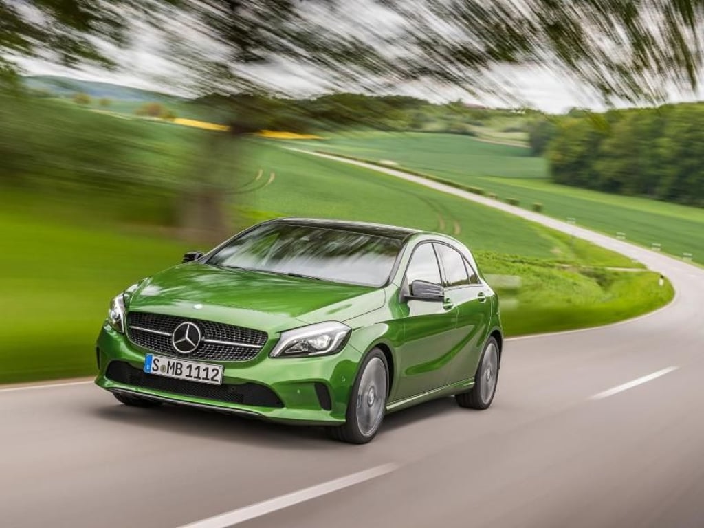 Mut zur Farbe: Mercedes bietet die A-Klasse auch in Farbtönen wie dem neuen Metallic-Ton Elbaitgrün an. Foto: Daimler AG
