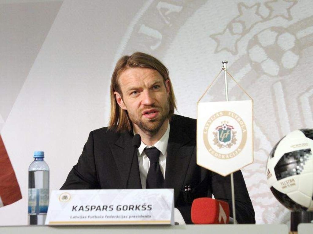Kaspars Gorkss spricht auf der Pressekonferenz nach seiner Wahl zum neuen Präsidenten des lettischen Fußballverbands. Foto: Alexander Welscher