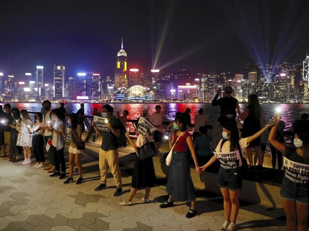 Demonstranten bilden in Hongkong eine Menschenkette. Foto: Vincent Yu/AP