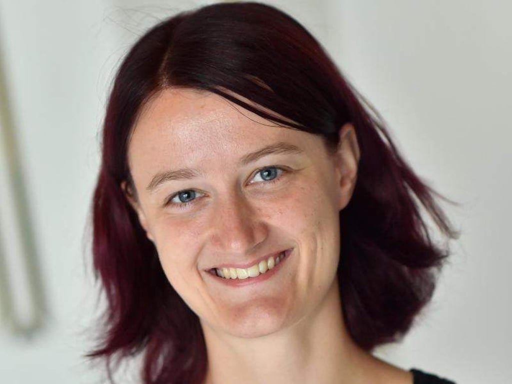 Die promovierte Physikerin Christiane Heinicke lächelt in die Kamera. Foto: Hendrik Schmidt/Archiv