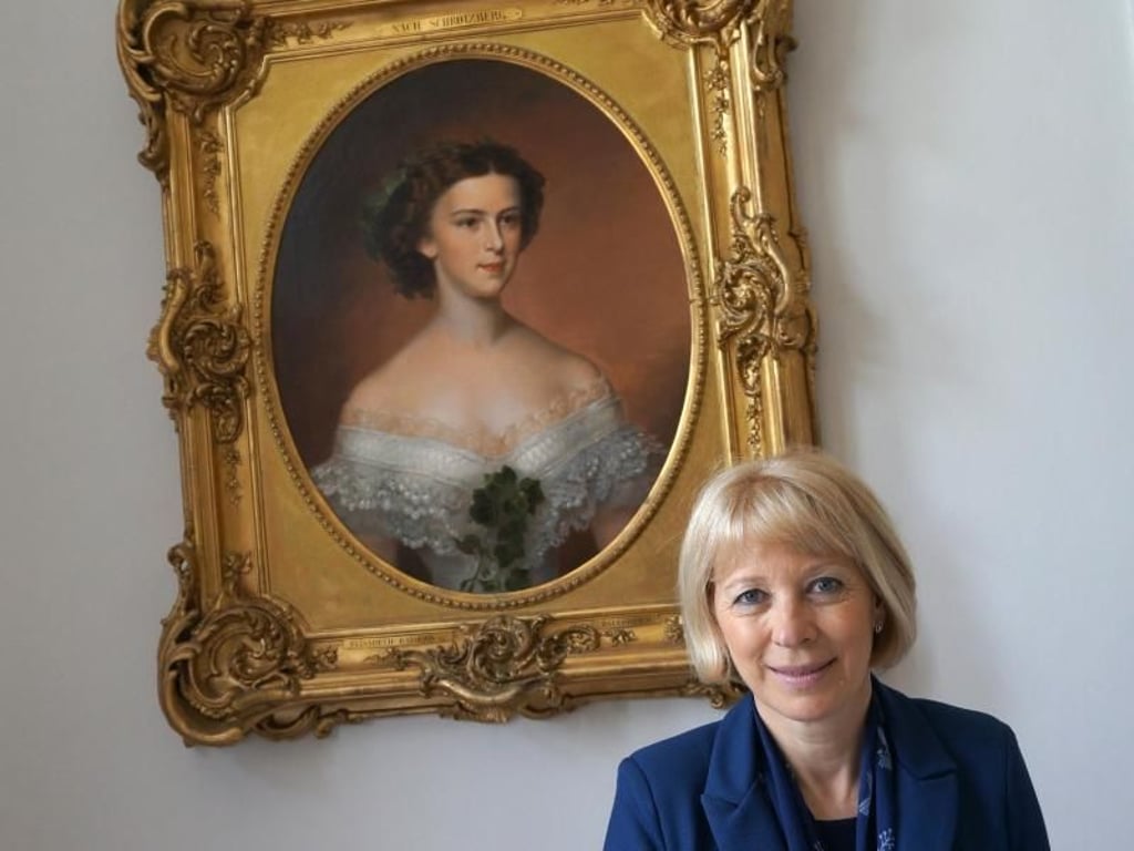 Andreina Contessa ist die Direktorin des Museums Schloss Miramare - hier vor einem Porträt der Kaiserin Sisi. Foto: Alexandra Stahl