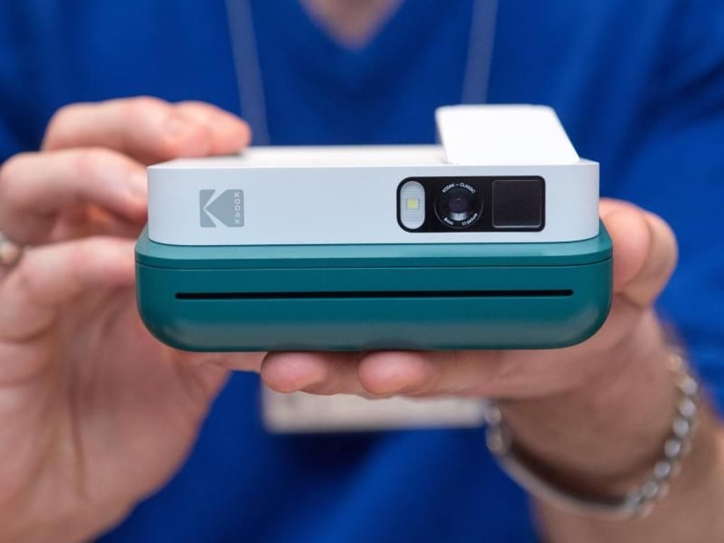Mit Thermodrucker an Bord: die Sofortbildkamera Kodak Smile Classic Instant Print. Foto: Andrea Warnecke