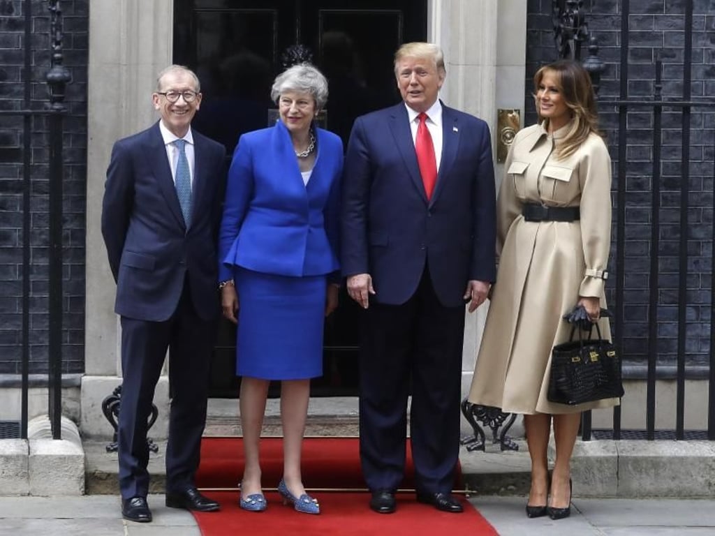 Gruppenbild vor der 10 Downing Street: Philip May und die britische Premierministerin Theresa May empfangen Donald Trump und seine Frau Melania. Foto: Kirsty Wigglesworth/AP