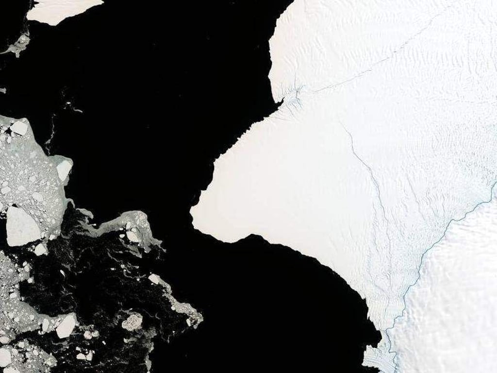 Ein Satellitenbild zeigt einen Riss (r) im Brunt-Schelfeis. Die britische Forschungsstation «Halley VI» ist aus Sicherheitsgründen geschlossen worden. Foto: NASA/UMBC/Earth Observatory
