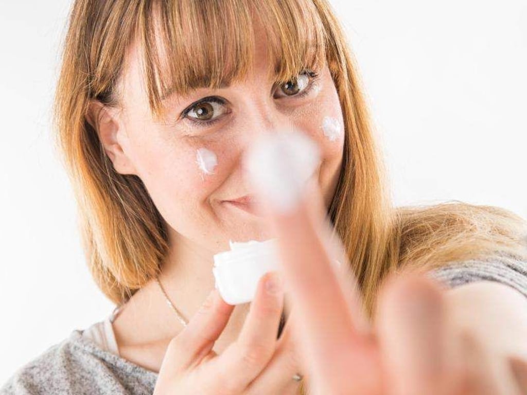 Die tägliche Hautpflege sollte das Eincremen von Hals und Dekolleté einschließen. Foto: Christin Klose
