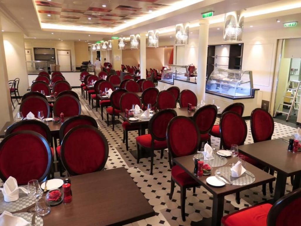 Bei Aida Cruises gibt es immer mehr Restaurants mit Bedienung - wie zum Beispiel das «French Kiss» auf der «Aida Prima». Foto: Michael Zehender