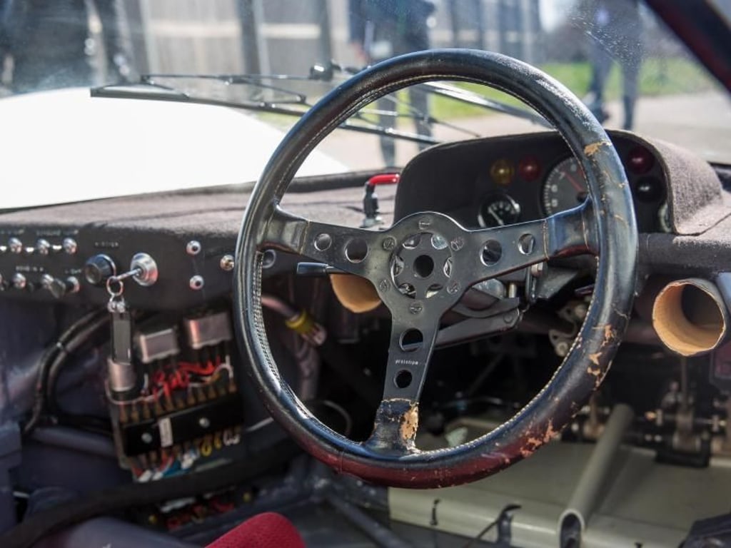 Rustikal und reduziert: Aus Gründen der Gewichtsersparnis verzichtet auch das Cockpit des 917 rennwagentypisch auf alles, was nicht absolut erforderlich ist. Foto: Porsche AG