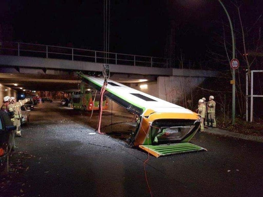 Zum Glück saßen zu diesem Zeitpunkt keine Fahrgäste im Bus. Foto: Berliner Feuerwehr