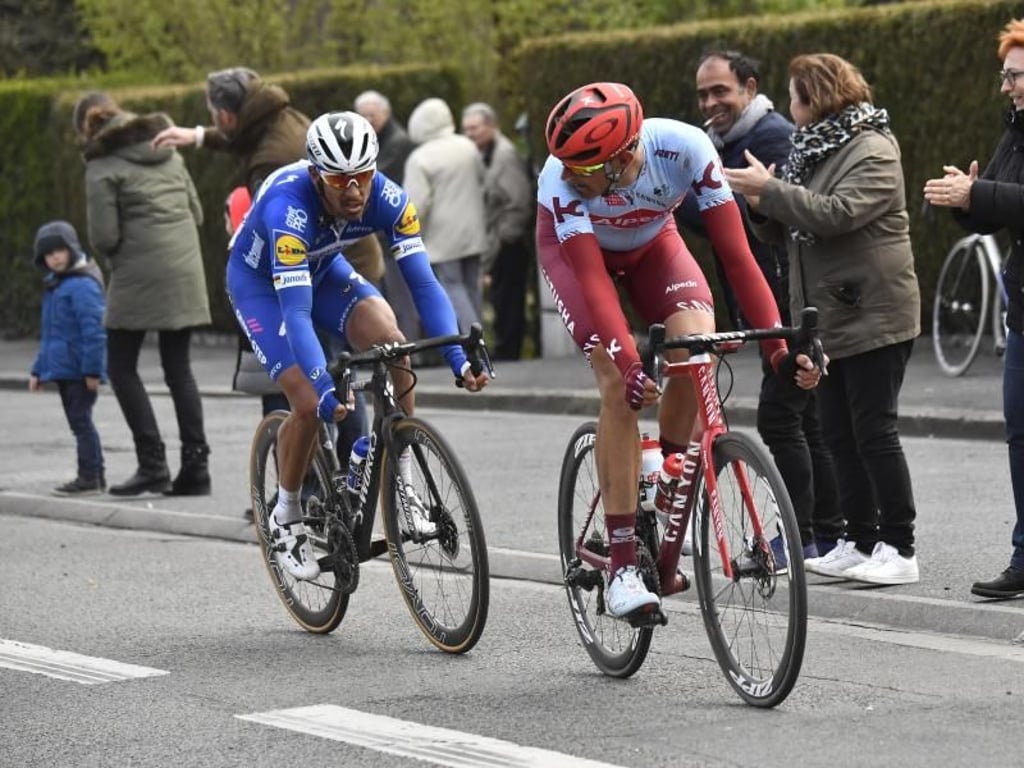 Philippe Gilbert (l) und Nils Politt belauern sich auf der Strecke. Foto: Dirk Waem/BELGA