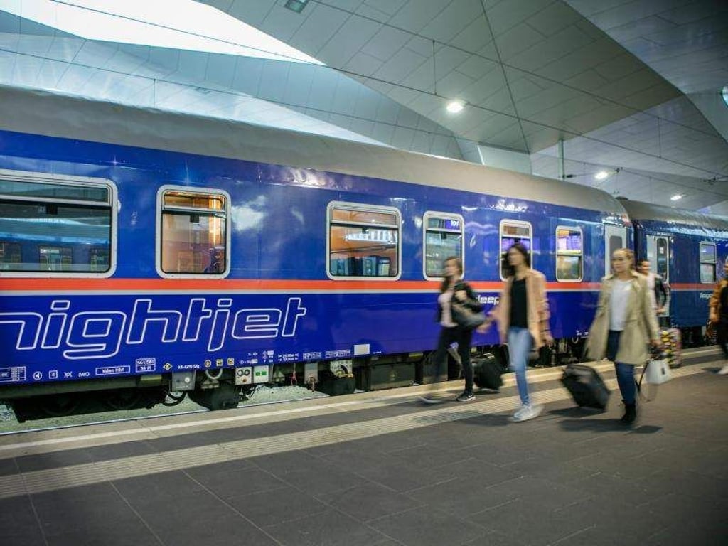 Mit dem Nightjet der Österreichischen Bundesbahnen (ÖBB) kommen Urlauber aus Deutschland relativ günstig ins benachbarte Ausland. Foto: Harald Eisenberger/ÖBB
