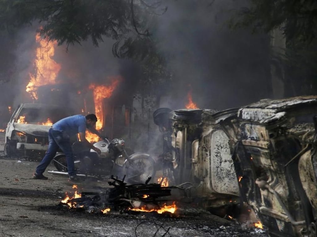 Brennende Fahrzeugwracks in Neu Delhi (Indien). Foto: Altaf Qadri