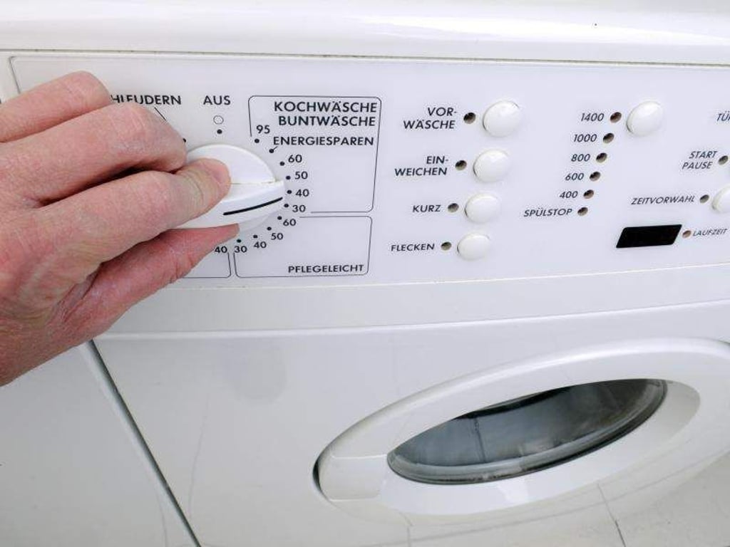 Vorsicht! Funktionskleidung sollte nur bei 30 Grad gewaschen werden. Foto: Armin Weigel/dpa