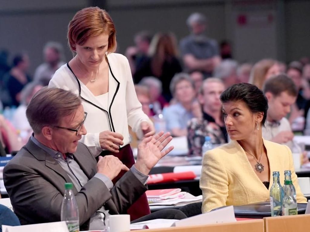 Dietmar Bartsch, Katja Kipping und Sahra Wagenknecht sprechen miteinander beim Bundesparteitag der Partei Die Linke. Foto: Britta Pedersen