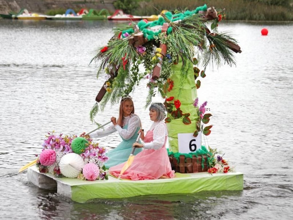 Eine schwimmende Insel mit Palme. Foto: Alexander Welscher