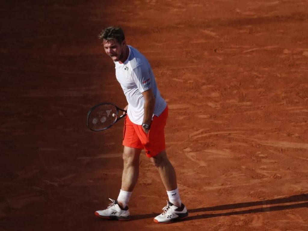 In einem spektakulären Match besiegte Wawrinka nach fünf Stunden den jungen Griechen Tsitsipas. Foto: Christophe Ena/AP