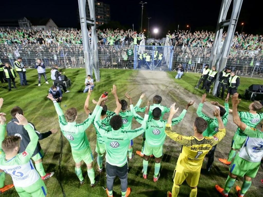 Wolfsburg feiert mit seinen Fans den Klassenverbleib. Foto: Frank Molter