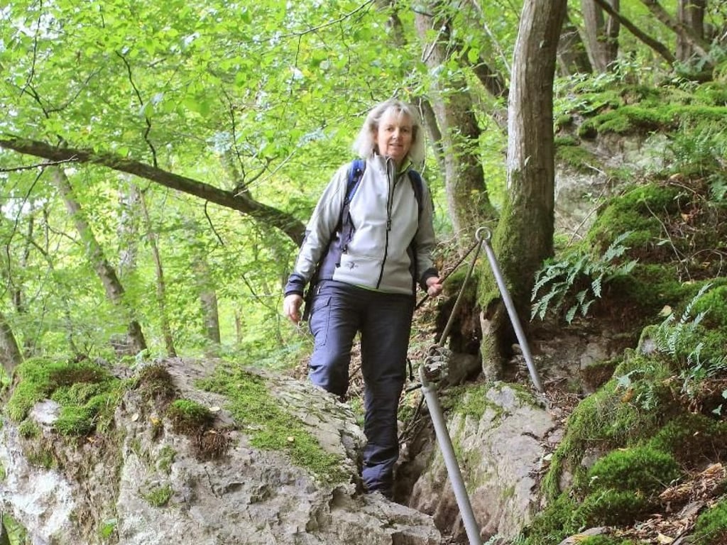 Barbara Sterr, Wegemanagerin des Westerwaldsteig, auf dem Weltendepfad: Der Trail mit alpinem Charakter erfordert Trittsicherheit und Schwindelfreiheit. Foto: Bernd F. Meier