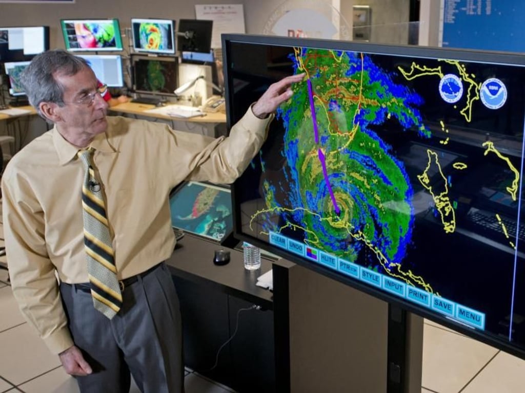 Ed Rappaport, Direktor des National Hurricane Centers in Miami, zeigt auf einer Karte die vorausgesagte Zugrichtung von Hurrikan "Irma". Foto: Andy Newman