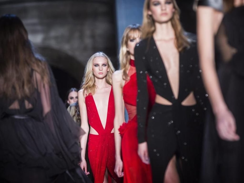 Models wie aus einem Edel-Domina-Studio bei Vauthier in Paris. Foto: Etienne Laurent