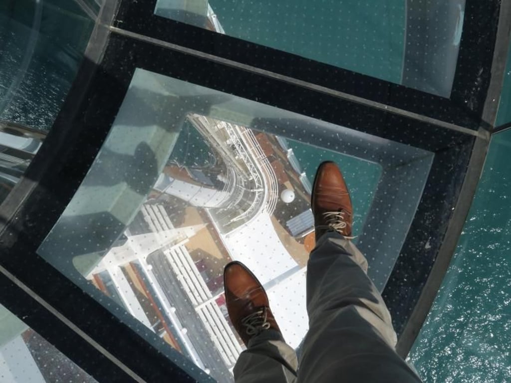 Nichts für Menschen mit Höhenangst: Auf zwei gläsernen Skywalks kann man mehrere Decks nach unten aufs Wasser schauen. Foto: Michael Zehender