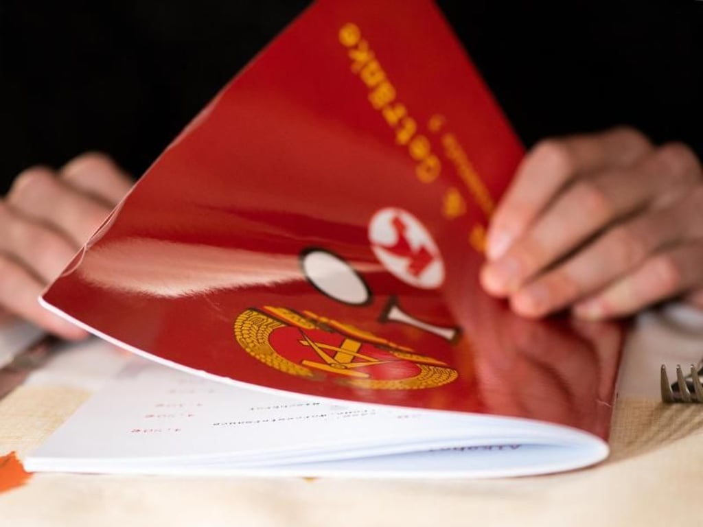 Zum Themendienst-Bericht von Tom Nebe vom 16. Januar 2019: Hammer und Zirkel in einem goldenen Ährenkranz verraten die kulinarische Ausrichtung: Das Staatswappen der DDR prangt auf der Karte des Restaurants Volkskammer. Foto: Franziska Gabbert